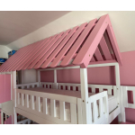 Detailansicht des Etagenbetts mit Treppe und Rutsche im Kinderzimmer in Graz